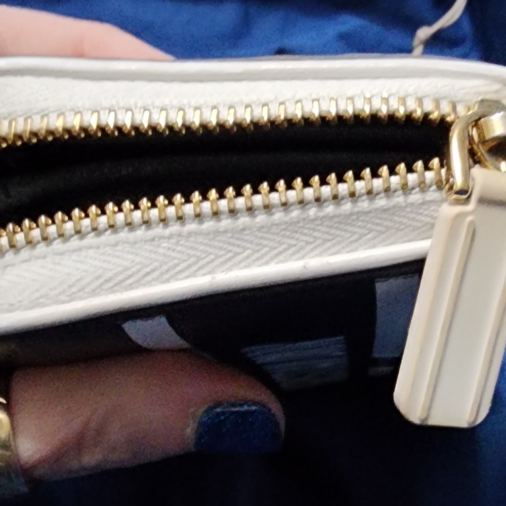 DIOR VIBE VOYAGEUR ZIP AROUND WALLET EUC comes with dustbag - Picture 8 of 10